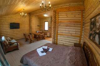 Гостиница Рябиновые бусы Каменномостский Классический четырехместный номер-1