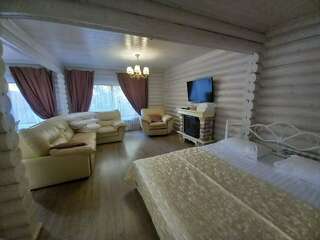 Гостиница Рябиновые бусы Каменномостский Классический четырехместный номер-1