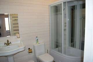 Гостиница Рябиновые бусы Каменномостский Классический четырехместный номер-4