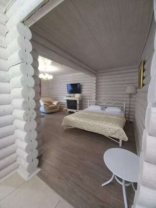 Гостиница Рябиновые бусы Каменномостский Классический четырехместный номер-5